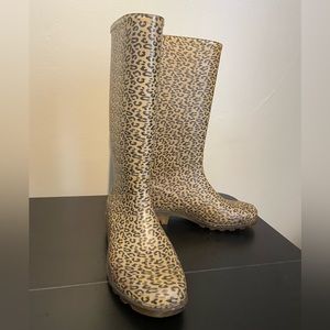 Vintage animal print rain boot.